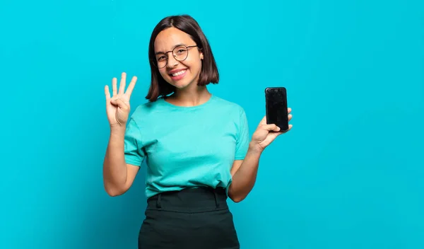 Junge Hispanische Frau Lächelt Und Sieht Freundlich Aus Zeigt Nummer — Stockfoto