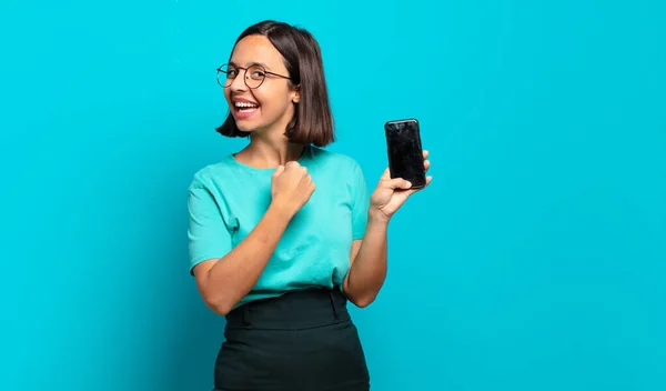 Junge Hispanische Frau Fühlt Sich Glücklich Positiv Und Erfolgreich Motiviert — Stockfoto