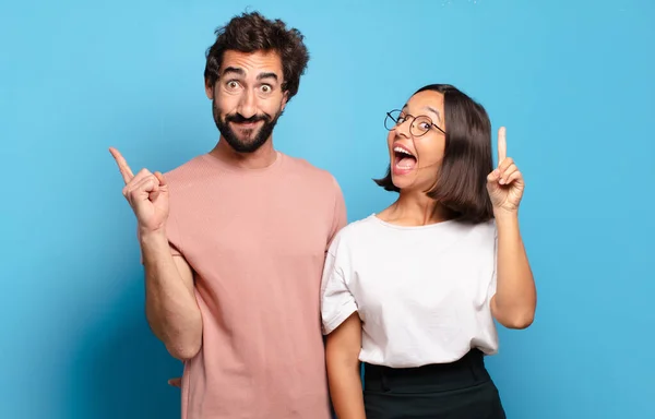 Junges Paar Das Sich Wie Ein Glückliches Und Aufgeregtes Genie — Stockfoto