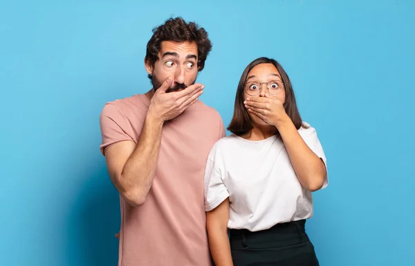 Junges Paar Das Den Mund Mit Den Händen Mit Einem — Stockfoto