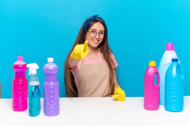 Genç ve güzel bir ev sahibi kameraya tatmin olmuş, kendine güvenen, dost canlısı bir gülümsemeyle bakar ve seni seçer.