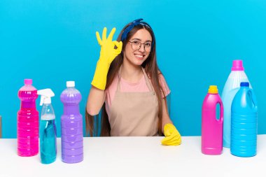 Genç, güzel ev bekçisi kendini mutlu, rahat ve tatmin olmuş hissediyor.