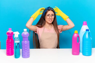 Genç, güzel ev bekçisi kendini stresli, endişeli ya da korkmuş hissediyor. Elleri başının üstünde, hatayla panikliyor.