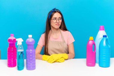 Genç, güzel ev bekçisi üzgün, üzgün ya da kızgın hisseder ve olumsuz bir tavır takınır, anlaşmazlıkla kaşlarını çatar.