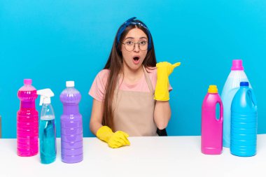 Genç ve güzel ev sahibi, inanamadığı için hayrete düşmüş bir şekilde yan taraftaki objeyi gösterip 