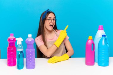 Genç ve güzel ev bekçisi heyecanlı ve şaşırmış görünüyor.