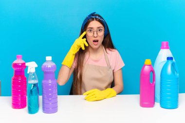 Genç, güzel ev sahibi şaşırmış, ağzı açık, şok olmuş, yeni bir düşünce, fikir ya da konsept keşfediyor.