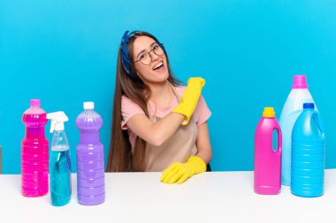 Genç ve güzel ev sahibi mutlu, pozitif ve başarılı hissediyor, bir meydan okumayla karşılaştığında motive oluyor veya iyi sonuçları kutluyor.