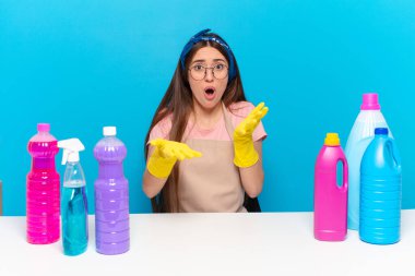 Genç ve güzel ev sahibi aşırı derecede şok olmuş ve şaşırmış, endişeli ve paniklemiş hissediyor, stresli ve dehşete düşmüş bir bakışla