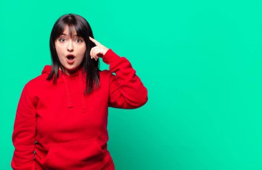 Artı boyut olarak güzel bir kadın şaşırmış, ağzı açık, şok olmuş, yeni bir düşünce, fikir ya da konsept keşfediyor.