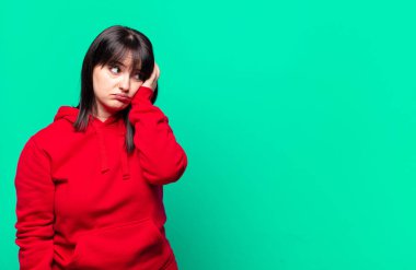 Artı boyut olarak güzel bir kadın sıkılmış, hayal kırıklığına uğramış ve uykulu. Yorucu, sıkıcı ve can sıkıcı bir işten sonra, el ele tutuşarak.