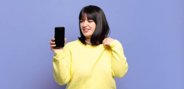 Artı boyut olarak güzel bir kadın stresli, endişeli, yorgun ve hayal kırıklığına uğramış, gömleğini çekiştirmiş, sıkıntılı görünüyor.