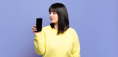 Ayrıca profil görünümlü boyda güzel bir kadın uzayı kopyalamaya çalışıyor, düşünüyor, hayal ediyor ya da hayal kuruyor.