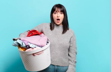 Artı boyunda güzel bir kadın şok olmuş ya da şaşırmış görünüyor, ağzı açık bir şekilde 