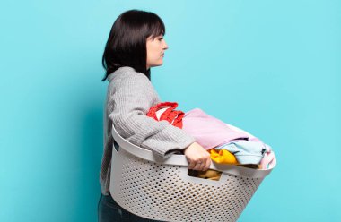 Ayrıca profil görünümlü boyda güzel bir kadın uzayı kopyalamaya çalışıyor, düşünüyor, hayal ediyor ya da hayal kuruyor.