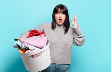 Artı boyut olarak güzel bir kadın elleri havada bağırıyor, öfkeli, sinirli, stresli ve üzgün hissediyor.