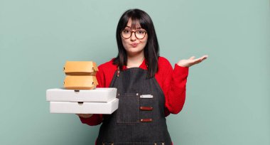 Artı boyut olarak güzel bir kadın şaşkın ve şaşkın hissediyor, şüpheci, farklı seçenekleri tartıyor ya da komik ifadeli seçiyor.