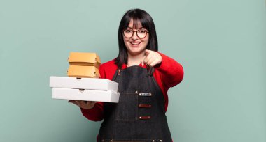 Ayrıca güzel bir kadın kameraya bakıyor. Tatmin olmuş, kendine güvenen, dost canlısı bir gülümsemeyle seni seçiyor.