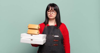 Artı boyut olarak güzel bir kadın üzgün, üzgün ya da kızgın ve olumsuz bir tavır takınıyor, anlaşmazlıkla kaşlarını çatıyor.