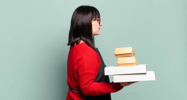 Ayrıca profil görünümlü boyda güzel bir kadın uzayı kopyalamaya çalışıyor, düşünüyor, hayal ediyor ya da hayal kuruyor.