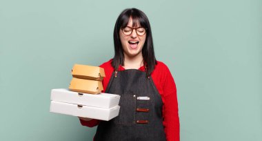 Artı boyut olarak güzel bir kadın agresif bir şekilde bağırıyor, sinirli, sinirli ya da sinirli görünüyor, hayır diye bağırıyor