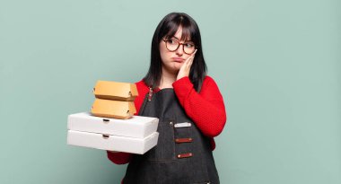 Artı boyut olarak güzel bir kadın sıkılmış, hayal kırıklığına uğramış ve uykulu. Yorucu, sıkıcı ve can sıkıcı bir işten sonra, el ele tutuşarak.