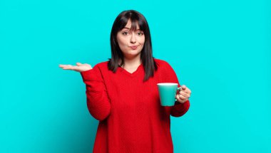 Artı boyut olarak güzel bir kadın şaşkın ve şaşkın hissediyor, şüpheci, farklı seçenekleri tartıyor ya da komik ifadeli seçiyor.