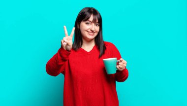 Artı, gülümseyen ve mutlu görünen, gamsız ve pozitif, zafer ya da barışı simgeleyen güzel bir kadın.