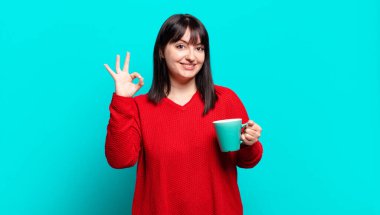 Artı boyut olarak güzel bir kadın mutlu, rahat ve tatmin olmuş hissediyor, iyi bir jestle onaylıyor, gülümsüyor.