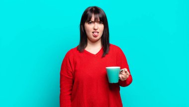 Ayrıca boyunda güzel bir kadın iğrenmiş ve rahatsız olmuş hissediyor, dilini dışarı çıkarıyor, iğrenç ve iğrenç bir şeyden hoşlanmıyor.