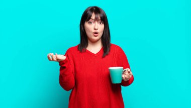 Artı boyut olarak güzel bir kadın aşırı derecede şaşırmış, şaşırmış, endişeli ve paniklemiş, stresli ve dehşete kapılmış görünüyor.