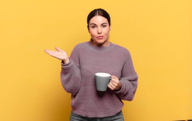 Genç, güzel bir kadın şaşkın ve kafası karışık, şüpheci, farklı seçenekleri tartıyor ya da komik bir ifadeyle seçiyor.