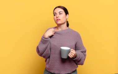 Genç, güzel bir kadın stresli, endişeli, yorgun ve hayal kırıklığına uğramış, gömleğini çekiştirmiş, sorunlu görünüyor.