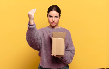 Genç ve güzel bir kadın kapiş ya da para hareketi yapıyor, sana borçlarını ödemeni söylüyor.!