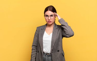 Genç, güzel bir kadın kafası karışık ve şaşkın hissediyor. Deli, deli ya da aklını kaçırmış olduğunu gösteriyor.