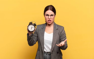 Genç ve güzel bir kadın sinirli, sinirli ve hayal kırıklığına uğramış görünüyor. Senin neyin var? 