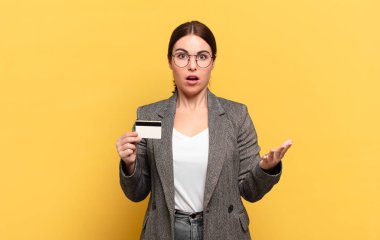 Genç ve güzel bir kadın ağzı açık ve şaşırmış, şok olmuş ve hayrete düşmüş inanılmaz bir sürprizle