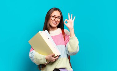 Genç, güzel bir kadın kendini mutlu, rahat ve tatmin olmuş hissediyor.