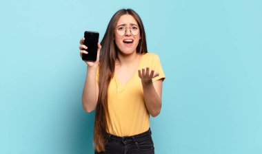 Genç ve güzel bir kadın umutsuz ve hayal kırıklığına uğramış görünüyor, stresli, mutsuz ve sinirli, bağırıyor ve çığlık atıyor.