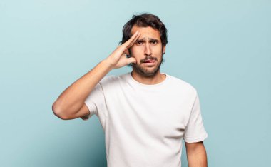 Genç, yakışıklı Hintli adam mutlu, şaşkın ve şaşırmış görünüyor, gülümsüyor ve inanılmaz ve inanılmaz iyi haberleri fark ediyor.