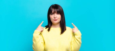 Artı, kötü tavırlı, gururlu ve agresif görünümlü, yukarıyı gösteren ya da elleriyle alay eden güzel bir kadın.