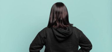 Artı boyut olarak güzel bir kadın kafası karışık ya da dolgun hisseder ya da şüphe ve sorular, merak eder, elleri kalçasında, dikiz aynasından