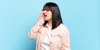 Artı boyut olarak güzel bir kadın profili, mutlu ve heyecanlı görünüyor, bağırıyor ve kenardaki boşluğu kopyalamak için arıyor.