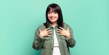 Artı boyut olarak güzel bir kadın mutlu, şaşırmış, gururlu ve heyecanlı görünüyor.