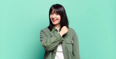 Artı boyut olarak güzel bir kadın mutlu, pozitif ve başarılı hissediyor, bir meydan okumayla karşılaştığında motive oluyor veya iyi sonuçları kutluyor.