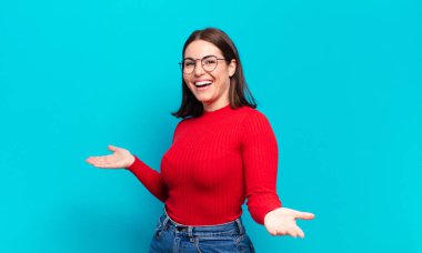 Genç, hoş, sıradan bir kadın mutlu, kibirli, gururlu ve kendinden memnun görünüyor. Kendini bir numara gibi hissediyor.