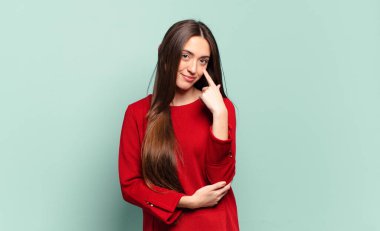 Genç, hoş, sıradan bir kadın sana göz kulak oluyor, güvenmiyor, izliyor, tetikte ve tetikte.