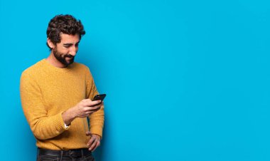 Genç çılgın sakallı adam boş hücre ekranını gösteriyor.