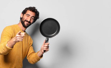 Tavalı genç, çılgın sakallı adam. aşçılık kavramı