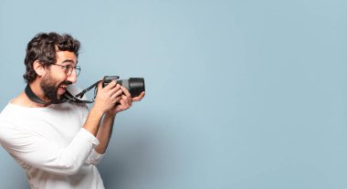 Genç çılgın sakallı fotoğrafçı.